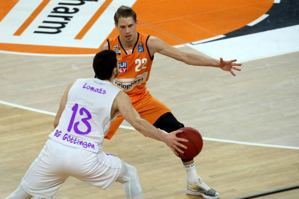 到边缘角色 到边缘角色